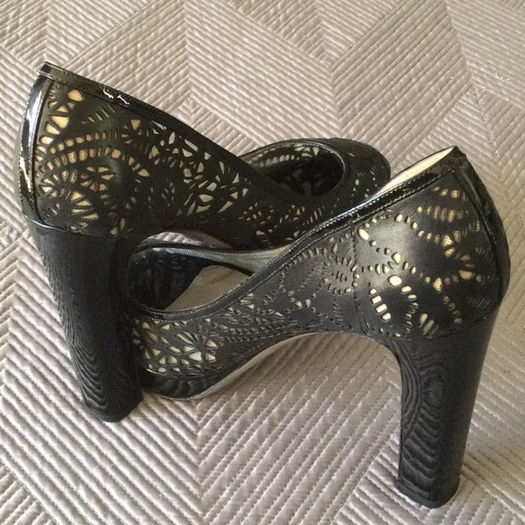 Valentino Garavani size US 8 EU 38 black leather heels - Picture 5 of 9